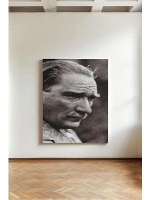 Kanvaspera Derin Bakışlı Atatürk – Kanvas Tablo – Etkileyici Önder Portesi Duvarlarınıza Ilham