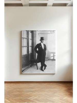 Kanvaspera Fraklı Atatürk Portesi - Kanvas Tablo - Siyah Beyaz, Zarafet ve Yeni Türkiye Temalı Duvar Dekorasyonu