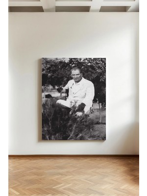 Kanvaspera Bahçede Atatürk Portesi - Kanvas Tablo - Siyah Beyaz, Doğal ve Ince Önder Temalı Duvar Dekorasyonu