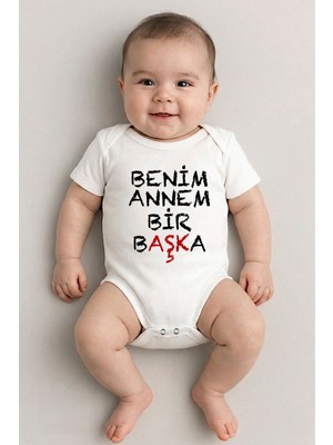 Sedirli Beyaz Kısa Kol Benim Annem Bir Başka Temalı Baskılı Bebek Zıbın Bisiklet Yaka Unisex Body %100 Pamuk