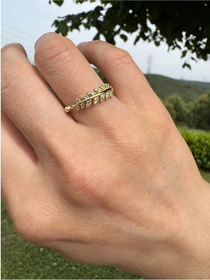 Ebru Çitak Elegant Leaf – Altın Renk Ayarlanabilir Yaprak Model Zirkon Taşlı Yüzük