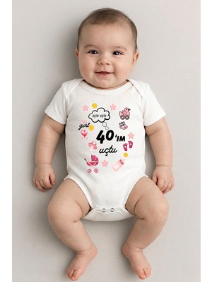 Sedirli Beyaz Kısa Kol 40'ım Uçtu Temalı Baskılı Bebek Zıbın Bisiklet Yaka Unisex Body %100 Pamuk