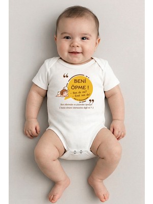 Sedirli Beyaz Kısa Kol Beni Öpme Temalı Baskılı Bebek Zıbın Bisiklet Yaka Unisex Body %100 Pamuk