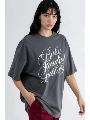 Hiccup Kadınlar BUSEM Yazı Baskılı Oversized T-Shirt Koyu Gri