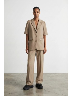 Kısa Kollu Sırt Detaylı Bej Ceket