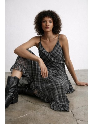 Fırfırlı Ekoseli Gri Askılı Bluz