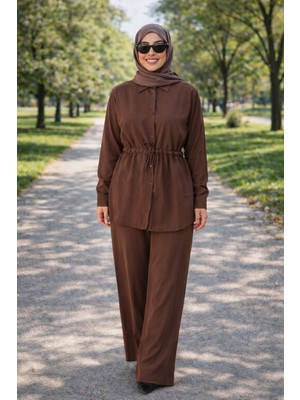 Moda Acı Kahve Tensel Kumaş Tesettür Ikili Takım – Büzgü Detaylı Gömlek Pantolon Rahat Şık Kombin