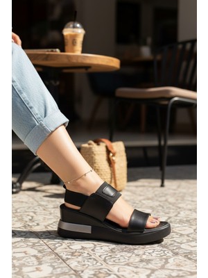 Enoch Kadın Geniş Bantlı Lastikli Arka Kuşaklı Metalik Detaylı Dolgu Taban Sandalet
