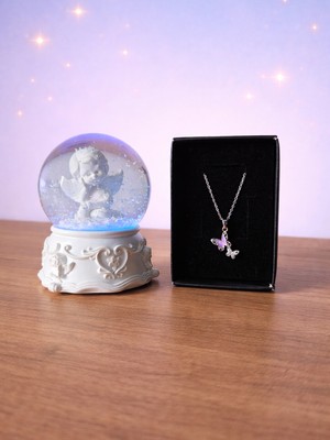 Rüya Kıyısı Orta Boy Işıklı Melek Kar Küresi & Pinterest Tarzı Minik Kelebek Detaylı Kolye – Vintage Hediye Seti