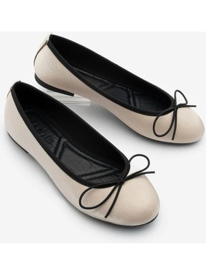 Marjin Kadın Fiyonk Detaylı Babet Tovran Bej Saten