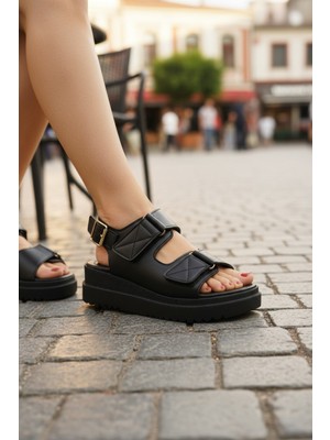 Enoch Kadın Kapitone Detaylı Çift Cırtlı Bantlı Konforlu Platform Sandalet