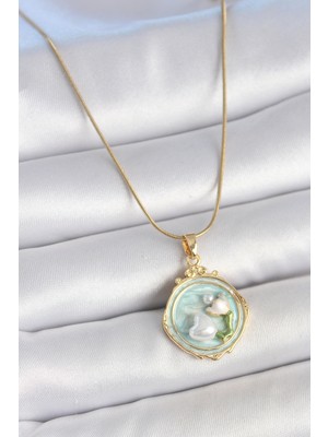 Hediyelik Hikayeler 316L Çelik Gold Renk Zincir Turkuaz Mineli Incili Çiçek Işlemeli Portre Model Kadın Kolye