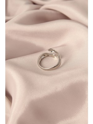 Moresun Buğz Ayarlamalı Gümüş Renk Metal Sarılan Eller Model Kadın Yüzük - Buğz