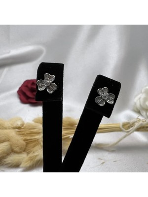 Victoria 925 Ayar Gümüş Taşlı Yonca Çiçek Küpe – Minimal ve Zarif Tasarım