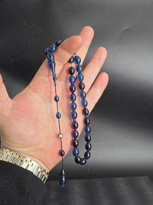 Hareli Sıkma Kehribar Tesbih Ustalıkla Işlenmiş Detayları ve Zarif Tasarımıyla Dikkat Çekmektedir