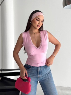 Belirtilmemiş Kadın Derin V Yaka Dantel Detaylı Slim Fit Bluz — Kolsuz Şık Kadın Bluz