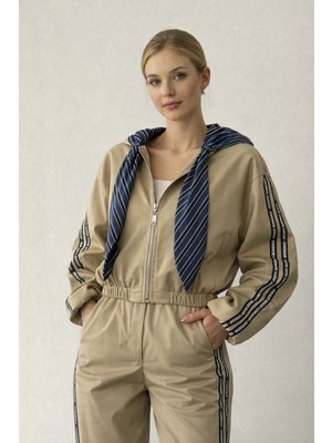 by Eylül Ertürk Fular Detaylı Kısa Bej Ceket