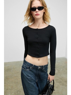 Grimelange SWAY Kadın Yuvarlak Yaka Önü Fonksiyonel Düğme Kapamalı Esnek Kumaşlı Crop Siyah Bluz