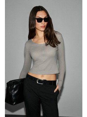 Grimelange POLUNEA Kadın V Yakalı Önü Fermuar Kapamalı Vücuda Oturan Slim Fit Vizon Bluz