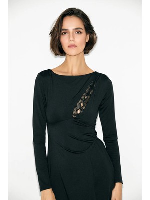 Grimelange OSCURA Kadın Yuvarlak Yaka Göğüs Dekoltesi Dantelli Büzgülü Önden Yırtmaçlı Siyah Elbise