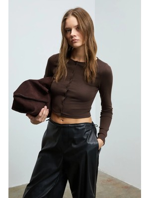Grimelange SWAY Kadın Yuvarlak Yaka Önü Fonksiyonel Düğme Kapamalı Esnek Kumaşlı Crop Kahverengi Bluz
