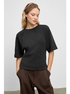 Grimelange JOLIEZA Kadın Bisiklet Yaka Pens Detaylı Kısa Reglan Kollu Relaxed Fit Siyah Bluz