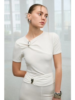 Grimelange FASLEY Kadın Yumuşak Ve Esnek Kumaşlı Toka Detaylı Slim Fit Ekru Bluz