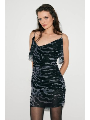 Grimelange SUAVE Kadın Degaje Yaka Esnek Tül Kumaşlı Yanları Büzgülü Sırt Zincir Detaylı Siyah Desenli Elbise