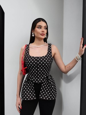 Esra Helvacı Puantiyeli Kare Yaka Volanlı Bluz