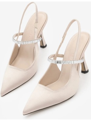 Marjin Kadın Stiletto Sivri Burun Bantlı Taşlı Arkası Açık Atkılı Topuklu Ayakkabı Lovan Bej Saten