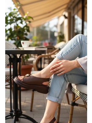 Enoch Kadın Gold Büyük Toka Detaylı Geniş Bantlı Platform Sandalet