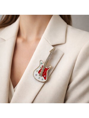 Herşey Nota Kırmızı Beyaz Gitar Figürlü Taşlı Metal Broş – Altın Detaylı Ceket Çanta Aksesuarı
