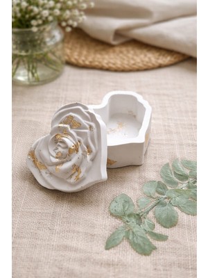 Lavinyum Gold Detaylı Çiçek Kapaklı Takı Kutusu – Dekoratif Mücevher & Yüzük Saklama Kutusu