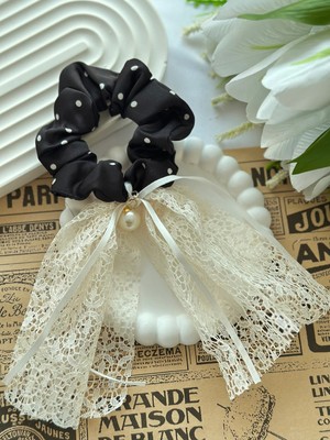 Efna Store Puantiye Desenli Saten Kumaş Güpür ve Inci Detaylı Simit Toka