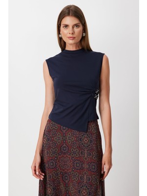 On Kadın Metal Aksesuarlı Kolsuz Bluz 71346 Lacivert