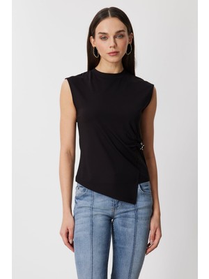 On Kadın Metal Aksesuarlı Kolsuz Bluz 71346 Siyah