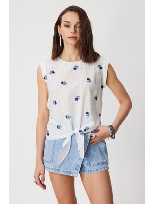 On Kadın Önü Bağlamalı Işlemeli Pamuklu Bluz 72335 Mavi