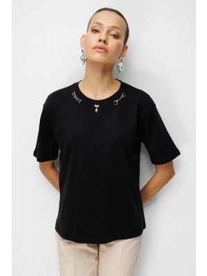 On Kadın Yakası Aksesuarlı Sıfır Yaka Pamuklu T-Shirt 71454 Siyah