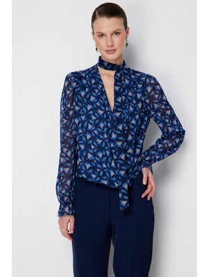 On Kadın Yakası Fularlı Desenli Şifon Bluz 72351 Lacivert