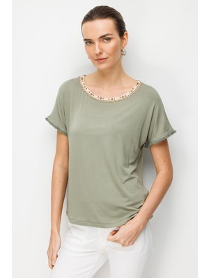 Desen Triko Kadın Sıfır Yaka Yakası Hasır Aksesuarlı Penye T-Shirt 26819 Haki