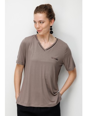 Desen Triko Kadın V Yaka Cebi Saten Şeritli Penye T-Shirt 26828 Vizon