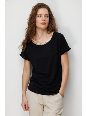 Desen Triko Kadın Sıfır Yaka Yakası Hasır Aksesuarlı Penye T-Shirt 26819 Siyah