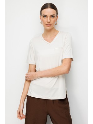 Desen Triko Kadın V Yaka Cebi Saten Şeritli Penye T-Shirt 26828 Taş