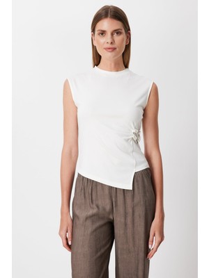 On Kadın Metal Aksesuarlı Kolsuz Bluz 71346 Ekru