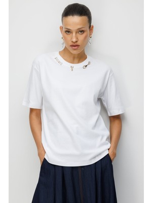 On Kadın Yakası Aksesuarlı Sıfır Yaka Pamuklu T-Shirt 71454 Beyaz