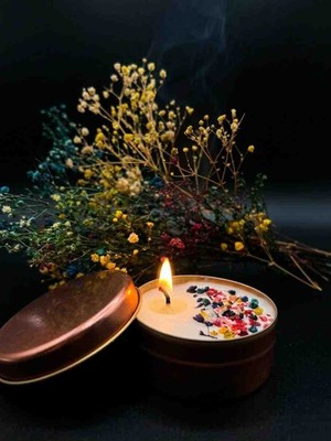 Floryn Dekoratif Çiçekli Soya Mum – Hediyelik Metal Kutulu Aromatik Mum 7×3 cm