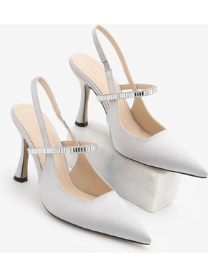 Marjin Kadın Stiletto Sivri Burun Bantlı Taşlı Arkası Açık Atkılı Topuklu Ayakkabı Lovan Gümüş Saten