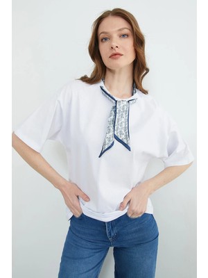 FullaModa Fular Detaylı Bisiklet Yaka Tişört