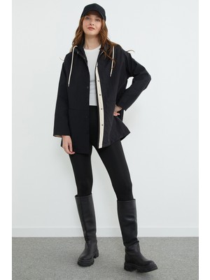 FullaModa Çıtçıtlı Kapüşonlu Paraşüt Kumaş Trençkot