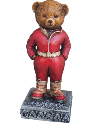 Ayıcık Biblo Figürü – Kırmızı Tulumlu ve Kemerli Sevimli Heykel, Ev, Ofis Dekoru Için Ideal, Hediyelik Biblo | Dekormıx